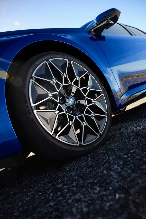 تفصيل خلفي لسيارة BMW i3 زرقاء مع شعار BMW ونقش i350 وخط ضوئي أحمر.