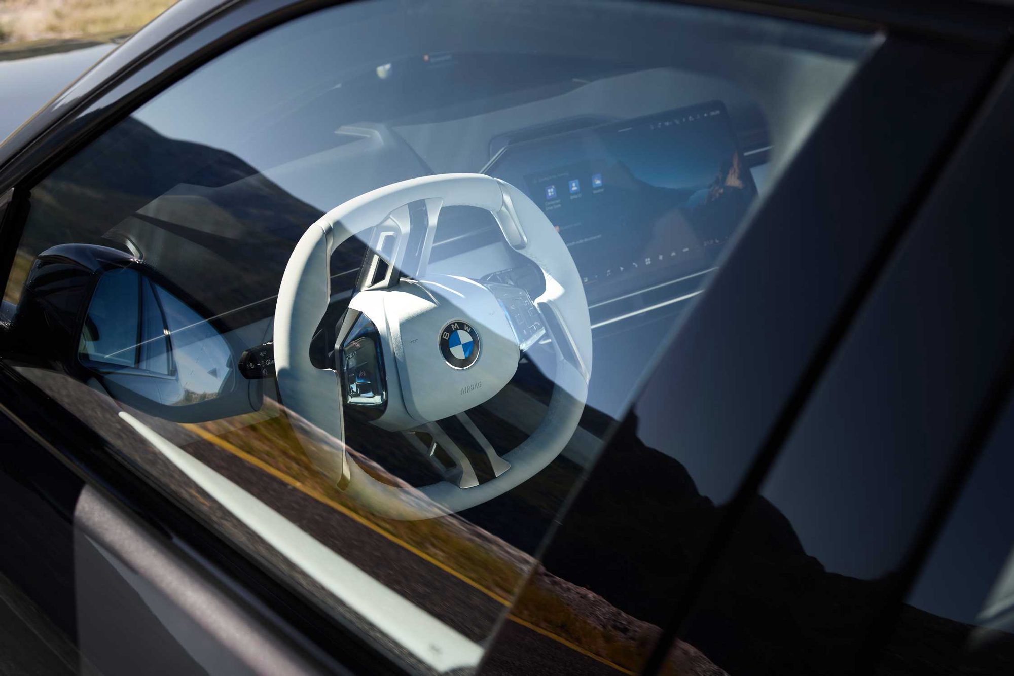 لقطة مقربة لعجلة BMW 3 Series سوداء وفضية مع ملقط فرامل أزرق عند الرفرف الرمادي.