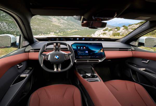 مرآة خارجية سوداء لسيارة BMW M350 حمراء مع تفصيلة M ضيقة باللونين الأزرق والأحمر.