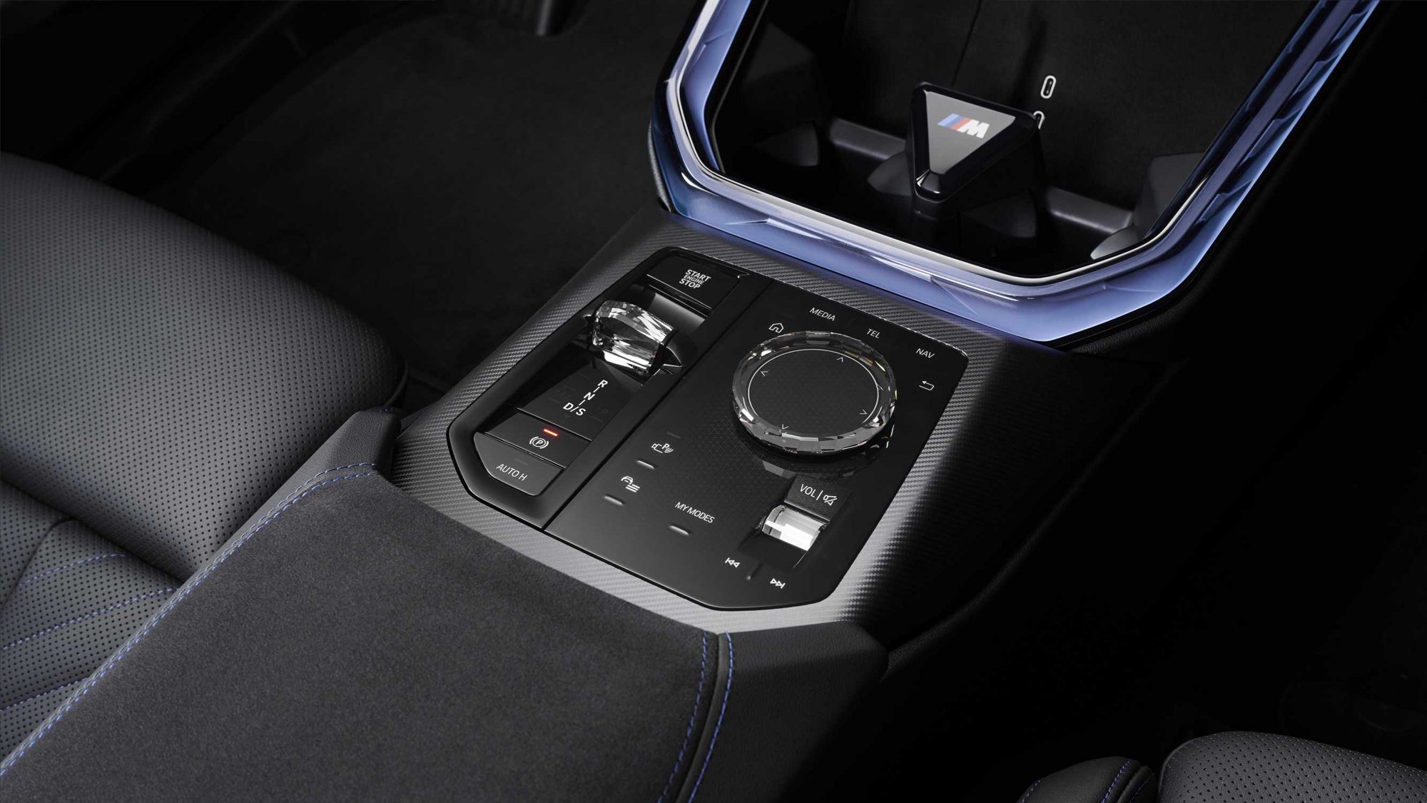 الكونسول الوسطي لسيارة BMW X3 M50 xDrive مزود بوحدة تحكم دوارة وأزرار وذراع اختيار يحمل علامة M.