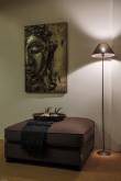 作为宁静居家点缀的棕色软包坐墩