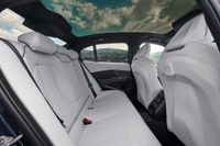 BMW M350 بمقاعد أمامية داكنة
