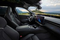 مقصورة BMW M350 بين المقاعد الأمامية