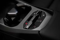 تفصيل المصد الخلفي لسيارة BMW i3 البيضاء