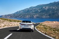سيارة BMW i3 بيضاء عند الغسق