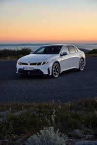 سيارة BMW i3 زرقاء على رصيف عند الخليج