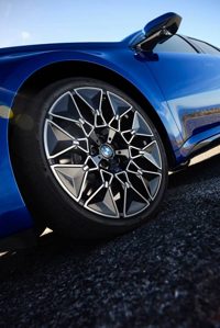 الجزء الخلفي لسيارة BMW i3 مع نقش i350