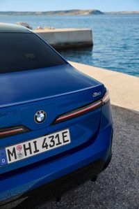 BMW i3 أمام بانوراما ساحلية واسعة