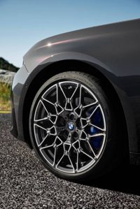 مقصورة BMW i3 الداخلية مع إطلالة على الجبال