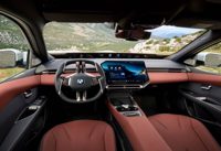 المرآة الخارجية لسيارة BMW M350 الحمراء